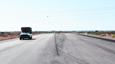 Llegando al puente de Arroyito en dirección a Plottier,  el camino se divide en dos. El único habilitado es el izquierdo, pero el de la derecha no está bloqueado al comienzo.  (FOTOS: Florencia Salto)