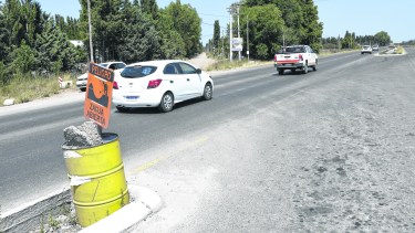 El acceso a la Zona de los Espigones. Uno de los cruces peligrosos entre la salida de Plottier y el puente de Circunvalación.  
