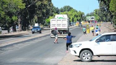 Zona urbana de Senillosa. Es un peligro para peatones y automovilistas. A la altura de avenida San Martín, los autos usan la franja del medio de tierra y piedra para esperar y girar.  