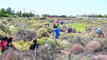 Entre zampas y alpatacos, los vecinos están dispuestos a defender la obtención de un lote. (FOTOS: Florencia Salto)