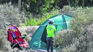 Las carpas  son el primer mojón para adueñarse de un terreno.