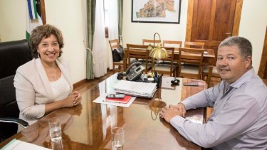 La gobernadora recibió al flamante ministro de Economía en su despacho. 
