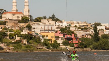Néstor y Damián Pinta se encaminan a la victoria, con la postal maragata de fondo. Foto: Marcelo Ochoa