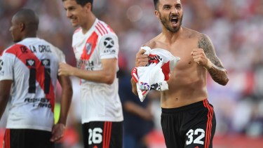 Con 10 hombres, River le ganó 2-0 a Central Córdoba y es más líder que nunca