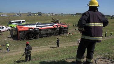 Dos personas murieron y otras 14 personas resultaron heridas, cinco de ellas de gravedad, al volcar un micro de pasajeros de larga distancia en la autovía 2. Foto: Télam. 