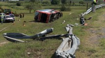 Imagen de Accidente en ruta 2: continúa muy grave una de las pasajeras del micro que volcó