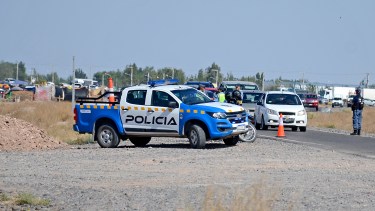 Lo apuñalaron en el pecho cuando caminaba sobre Casimiro Gomez, en Neuquén, cerca de la toma. La víctima dijo que tres sujetos quisieron robarle. (Foto: Mauro Pérez)