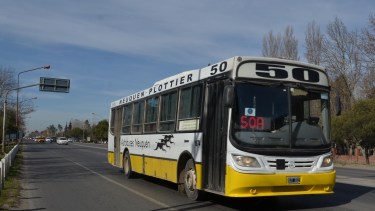 El viernes podría haber retención de servicios en colectivos de media y corta distancia. Foto: Archivo Yamil Regules 