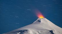 Imagen de El volcán Villarrica continúa con explosiones en su cráter y se mantiene la alerta amarilla