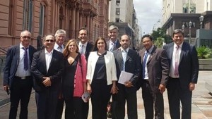 Intendentes del FdT no quieren ver desde afuera el reparto de tarjetas alimentarias