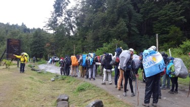 Marchan «por la soberanía» del lago Escondido