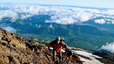 Subiendo al volcán Lanín con las nubes a los pies y el viento que amenaza. Gentileza