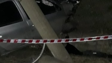 Un vehículo chocó contra un poste de luz en la zona del kilómetro 6,500 de Bustillo. Gentileza