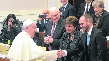 Guzmán, ministro de Economía, con Francisco y la jefa del FMI, Kristalina Georgieva, el miércoles. 