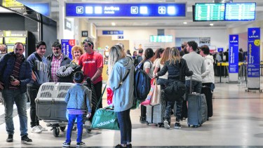 Una actividad normal y sin preocupaciones ayer en el aeropuerto de Bariloche. Foto: Alfredo leiva