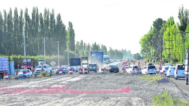 Son enormes los peligros que deben sortear los conductores que usan la ruta nacional 22. (Foto: Andrés Maripe)