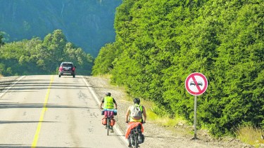 El visitado trayecto atraviesa encantadores lugares de la cordillera neuquina. (Patricio Rodríguez).-