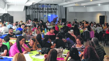 Los congresales comenzaron el encuentro en Roca  a primera hora de la tarde , pero el capítulo salarial arrancó pasadas las 21.  (Foto: César Izza)