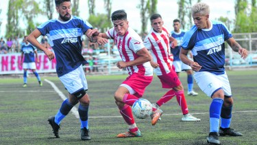 Independiente de Neuquén y La Amistad, dos zonales que siguen en carrera.