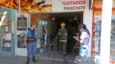 Las llamas fueron rápidamente contenidas  por los bomberos. Foto: Juan Thomes 