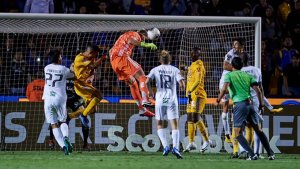 ¿Lo viste?: Patón Guzmán, arquero argentino, metió un gol de cabeza para Tigres de México