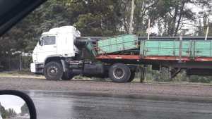 Frenó sobre Ruta 22 y los caños que transportaba dieron contra su cabina