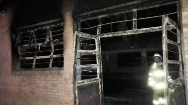 El incendio afectó gran parte del único secundario de Picún Leufú. (Gentileza).-