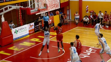 Howard Wilkerson fue determinante en la zona pintada. (foto: prensa Español)
