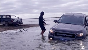 Cuando la marea te está por llevar el auto en El Cóndor&#8230; te salva Daniel