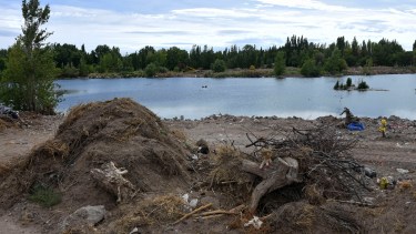 Una vez limpia, en la laguna de Balsa Las Perlas colocaron barreras para que no se pueda tirar basura. Foto Florencia Salto.