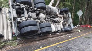 Una pareja y una niña murieron al volcar cerca del paso Samoré