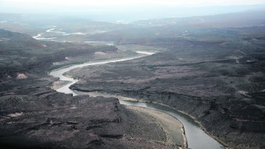 La obra se presenta como multipropósito porque además de la generación eléctrica servirá para regular los caudales del impredecible río Neuquén.  
