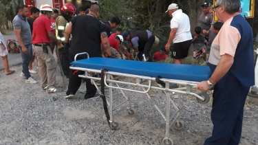 Joven motociclista está grave tras chocar contra un poste y caer al canal en Cipolletti