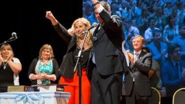 La presidenta del Deliberante Silvana Larralde, junto al intendente Claudio Di Tella, tras el triunfo en 2019. 