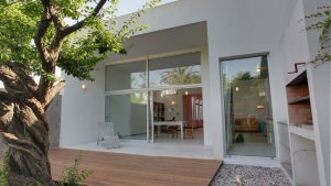 Creativa actualización de una típica casa chorizo