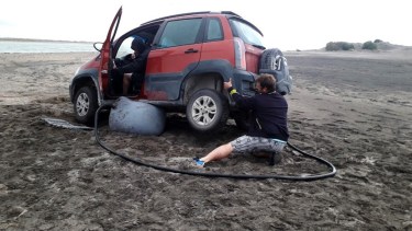 Rescate en El Pescadero de El Cóndor, con el globo inflable conectado con una manguera al caño de escape. El precio fue 1200 pesos. "De estos casos la mitad no tenían plata y pasaron por casa a pagarme después", cuenta Daniel. 