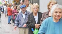 Imagen de Jubilados que cobran la mínima tendrán reintegros en compras con tarjeta de débito