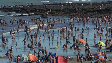 En Las Grutas. Un departamento para 4 personas cercano a la playa saldrá entre $8.000 y $10.000 diarios. Foto: Martín Brunella.