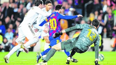 Messi jugó 42 veces el clásico: ganó 19, empató 11 y perdió 12. 