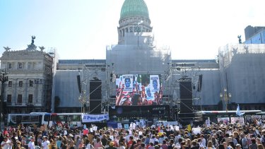 La marcha tiene lugar en la Plaza del Congreso. (Foto gentileza Clarín)
