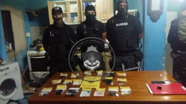Dos hombres terminaron detenidos durante los allanamientos. (Gentileza).-