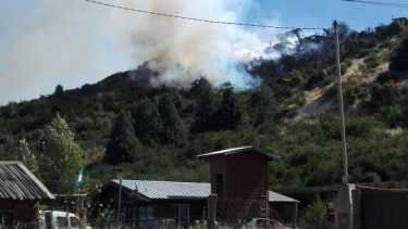 El fuego comenzó alrededor de las 14 de este domingo en la zona de la Barda del Ñireco de Bariloche y está cerca de viviendas. (foto de archivo)