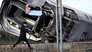 Dos muertos y 30 heridos al descarrilar un tren de alta velocidad en Italia