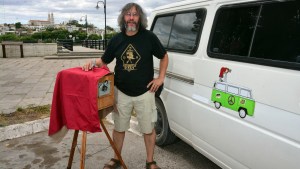 Recorre el país enseñando fotografía y está en Las Grutas