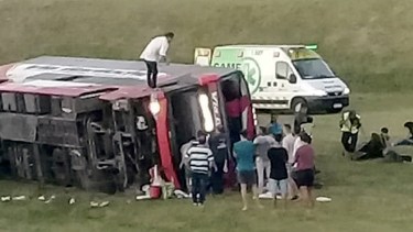 Dos personas murieron tras el vuelco de la unidad de la empresa Vía Bariloche.