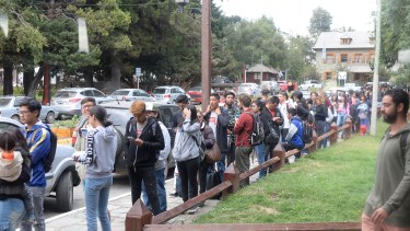 Una cola de más de cien metros y esperas de hasta 90 minutos. Foto: Alfredo Leiva