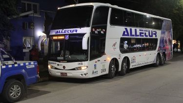 El colectivo que ingresó por el Paso Samoré con turistas de Brasil generó polémica. (Gentileza Diario Andino).-