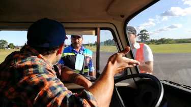 Siga siga. Tensión en el control en Gualeguaychú, donde llegaron escoltados por la policía. Y un solo mensaje: tenían que irse. Pero en ningún pueblo los dejaron entrar. Fotos: Kombi familia sobre ruedas.