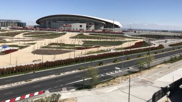 El parque frente al estadio del Atlético de Madrid, La Wanda Metropolitano, a esta hora (13:39) estaría lleno de familias y la carretera con tránsito continúo. #QuedateEnCasa