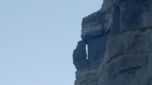 Hay alerta por posibles derrumbes en la costa viedmense